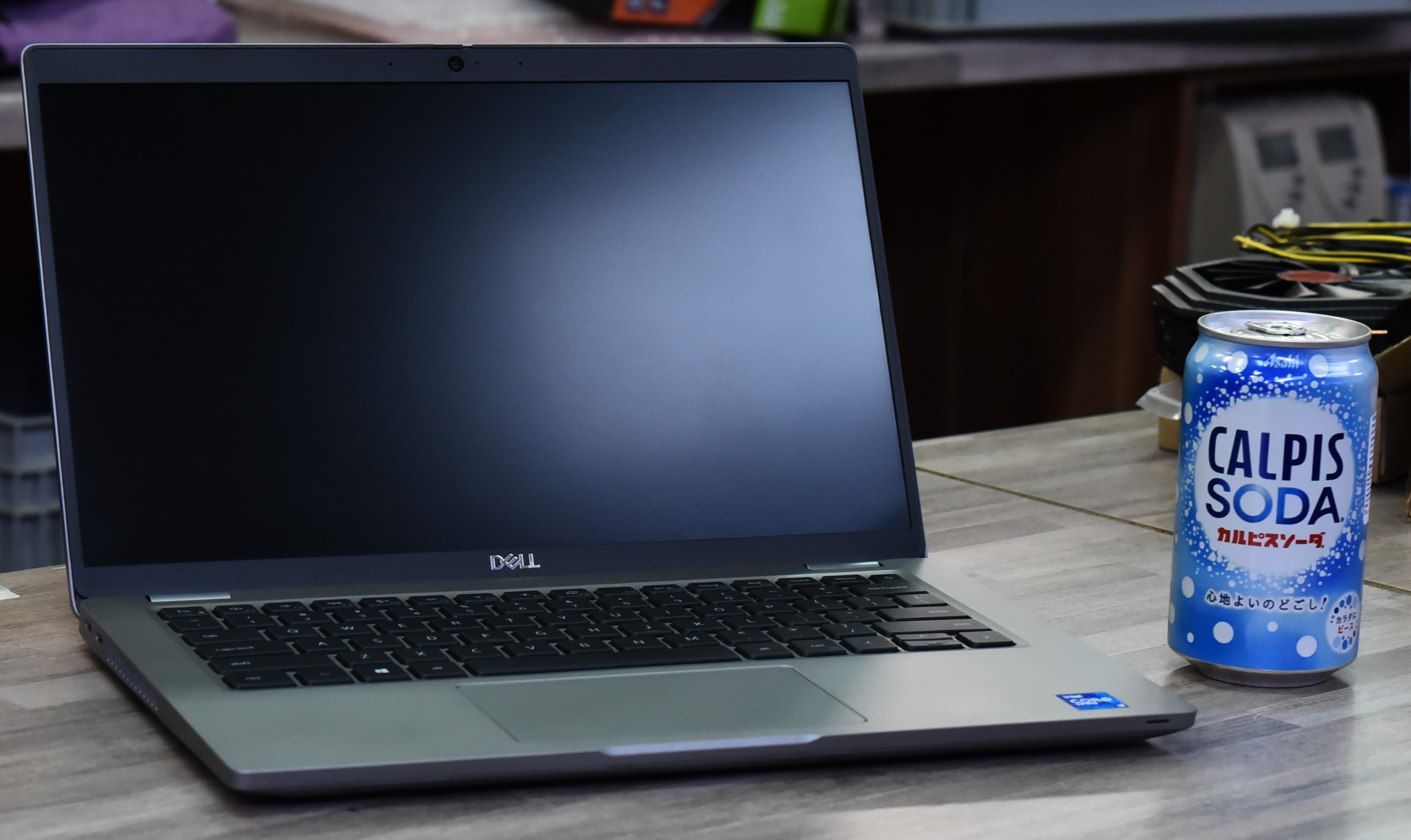 Dell Latitude 5420 – reálný pohled na víko a zadní část notebooku